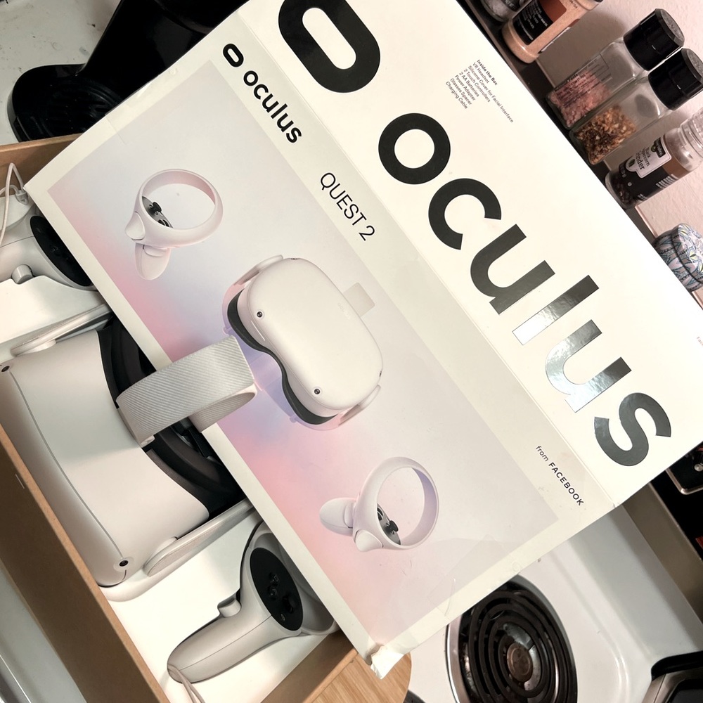 OCULUS QUEST 2 (256GB) LIKE NEW WITH BOX AND EVERYTHING INCLUDED FAST SHIPPING